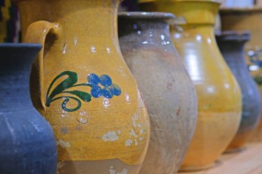 Antik kil kaplar, sarı ve mavi seramik