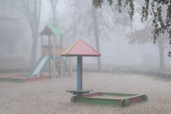 Sisli Bir Sonbahar Sabahında Boş Çocuk Parkı Sisli Bir Sabahta Stok Fotoğraf