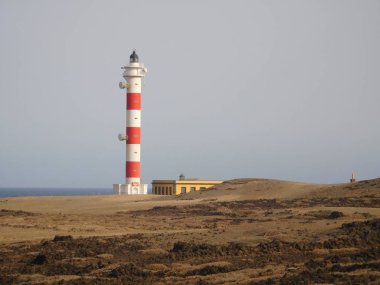 Tenerife İspanya'da kayalıklar ile Kıyı boyunca Işık Evi
