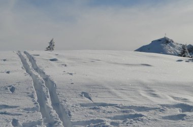 Flachau Avusturya'da Yamaçlarda Karda Kayak ve Snowboard Parçaları
