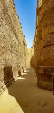 hiyeroglif ile Karnak tapınağında sütunlar 