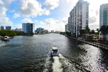 Sunny Isle Beach Florida'da Tekne Seyahat Rağmen Bay