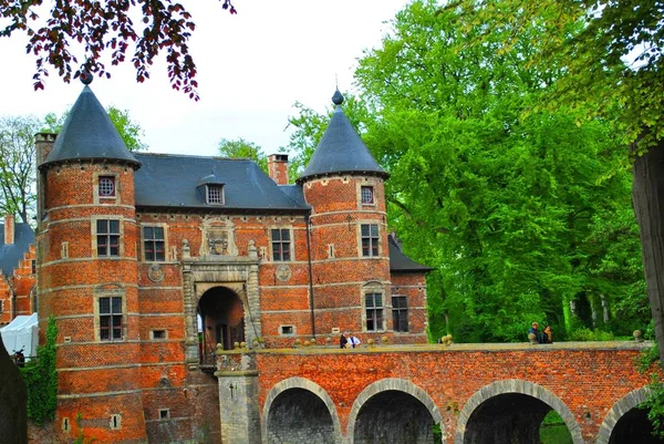Starý Červený Cihlový Hrad Belgickém Parku — Stock fotografie