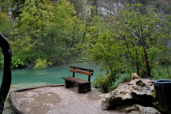 Plitvice Gölleri Milli Parkı Ndaki Göl Kenarında Bank Hırvatistan — Stok fotoğraf