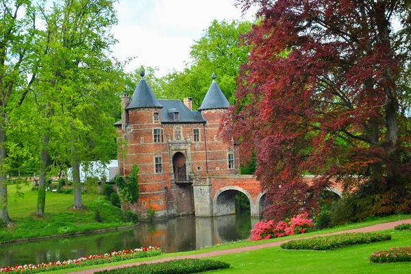 Starověký Hrad Belgii Červených Cihel Výhled Park — Stock fotografie