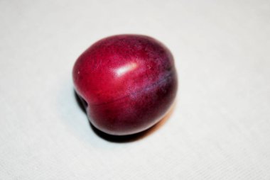 Beyaz bir arka plan üzerinde olgun erik (ayrıntılı çekim)