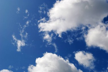 Yaz aylarında Cumulus gökyüzü