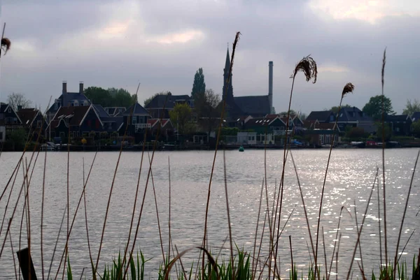 Pohled Jezero Malé Holandské Vesnici — Stock fotografie