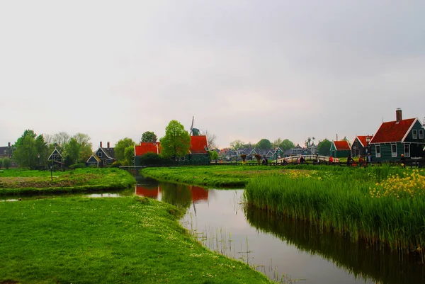 Θέα Στη Λίμνη Ένα Μικρό Ολλανδικό Χωριό — Φωτογραφία Αρχείου
