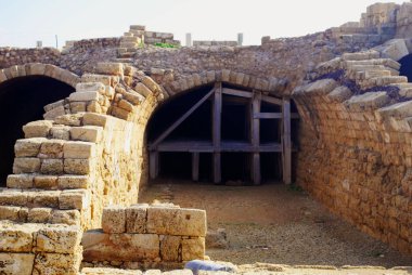 Eski bir Ocak, bir kazı alanı. Caesarea (Israil)
