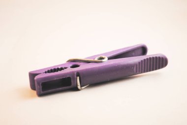 Beyaz arka planda kurutma clothespin