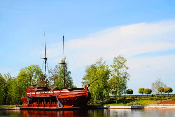 Старомодный Корабль Реке — стоковое фото