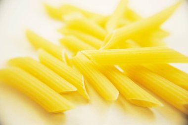 Beyaz arka plan (sağlıklı gıda, süper gıda) penette (makarna) bir avuç)