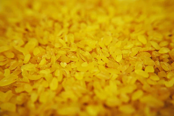 Beyaz arka plan (sağlıklı gıda, süper gıda) üzerinde bulgur bir avuç)