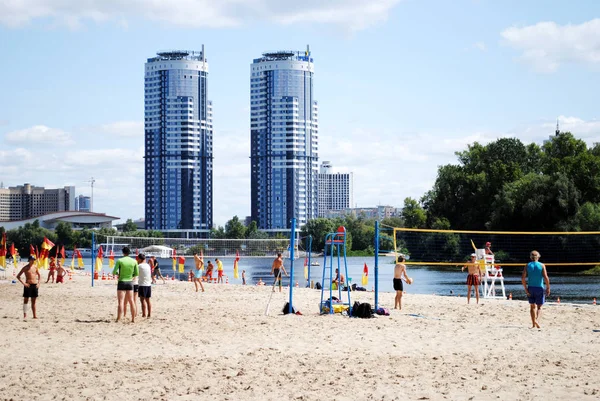 Volleybal Spelen Het Strand Grote Stad Tegen Achtergrond Van Wolkenkrabbers — Stockfoto