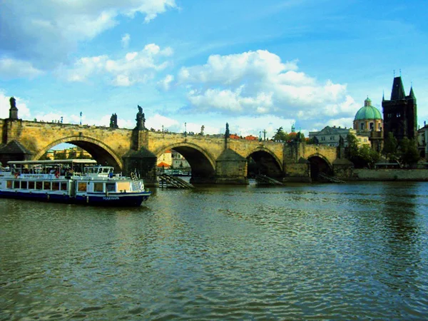 Vltava Nehri'nden Charles Köprüsü manzarası, zevk teknesi (zevk teknesi)  