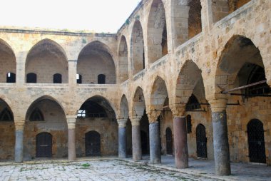 Sütunlu eski bir yıkılmış bina (Eski Şehir, Akka limanı, İsrail)