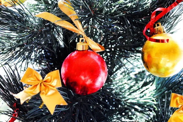 クリスマスツリーのおもちゃ ゴールデンボール クリスマスデコレーション — ストック写真