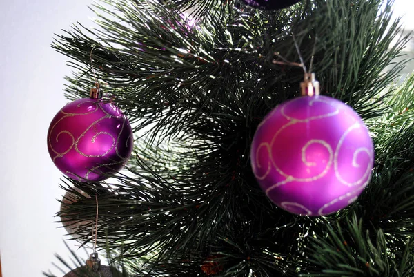 Brinquedo Árvore Natal Bola Roxa Decoração Natal — Fotografia de Stock