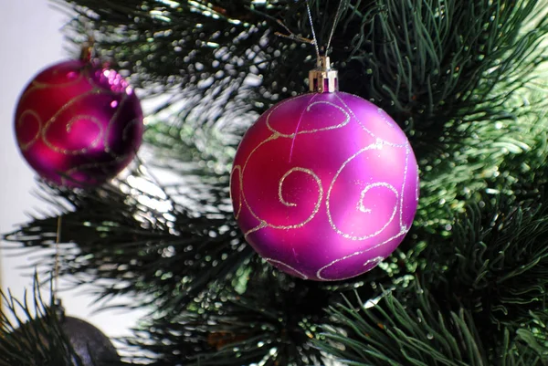 Χριστουγεννιάτικο Δέντρο Παιχνίδι Μωβ Μπάλα Χριστουγεννιάτικη Διακόσμηση — Φωτογραφία Αρχείου