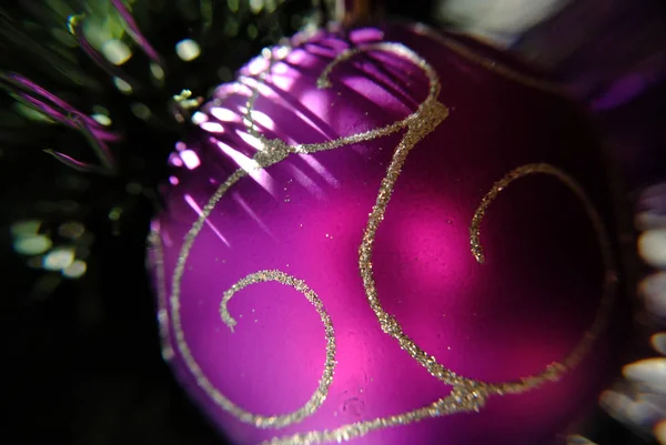 Brinquedo Árvore Natal Bola Roxa Decoração Natal — Fotografia de Stock