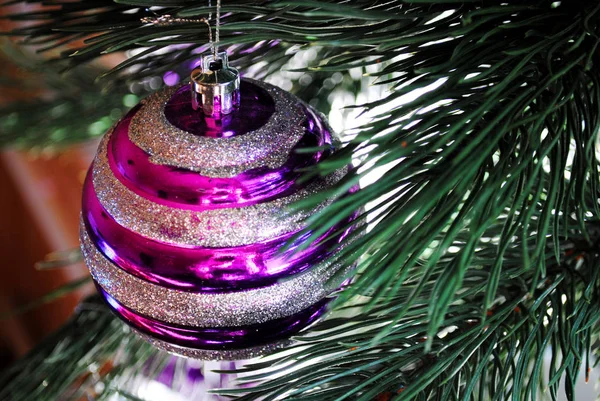 Vánoční Stromek Fialový Míč Vánoční Dekorace — Stock fotografie