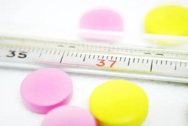 Thermometer Multi Gekleurde Pillen Een Witte Achtergrond — Stockfoto