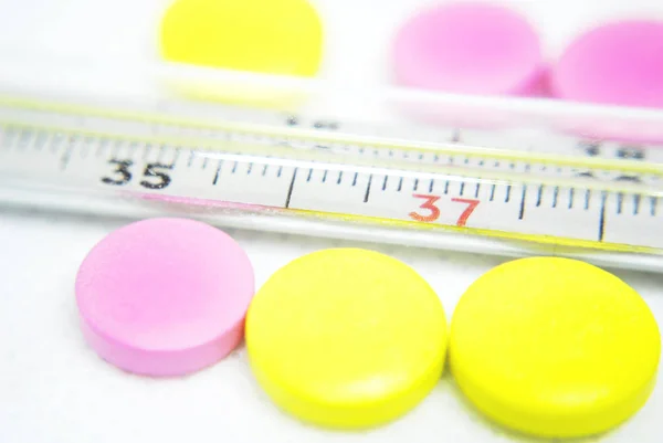 Thermometer Multi Gekleurde Pillen Een Witte Achtergrond — Stockfoto