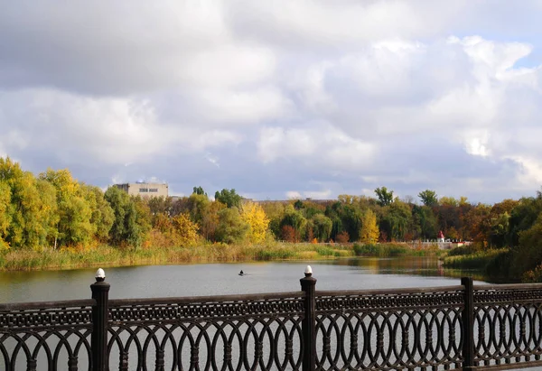 Büyük gölet ve park, Doğu Avrupa 'da sonbahar manzarası