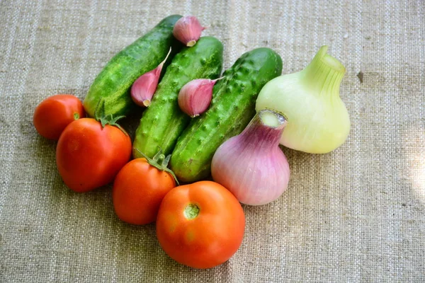新鮮な野菜トマト きゅうり にんにく 玉ねぎ — ストック写真