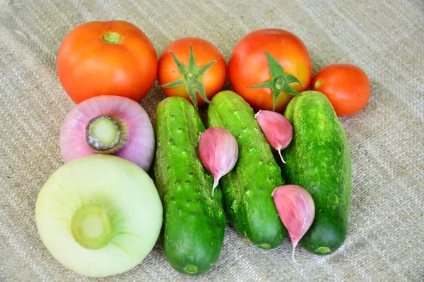 Verse Groenten Tomaten Komkommers Knoflook Uien — Stockfoto