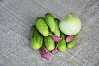 Taze sebzeler. Salatalık, soğan, sarımsak. Gıda
