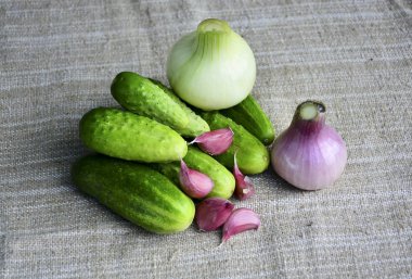Taze sebzeler. Salatalık, soğan, sarımsak. Gıda