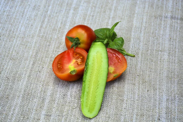 新鮮な野菜トマト キュウリバジル食品 — ストック写真