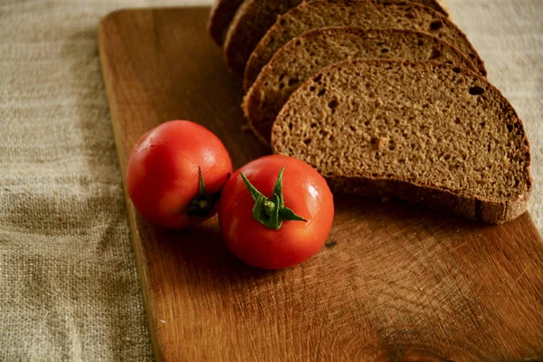 Baru Dipanggang Roti Kayu Memotong Papan Dengan Tomat — Stok Foto
