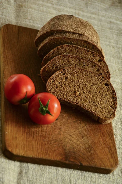 Freshly Baked Bread Wooden Cutting Board Tomatoes — Stock Photo, Image