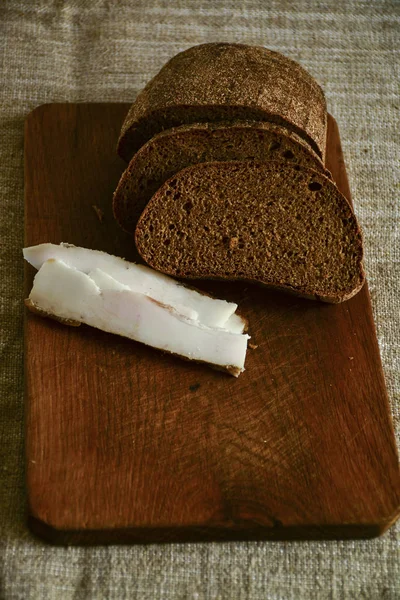 Vers Gebakken Brood Een Houten Snijplank Met Spek — Stockfoto