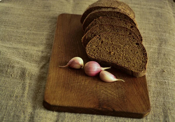 Freshly Baked Bread Wooden Cutting Board Garlic — Stock Photo, Image