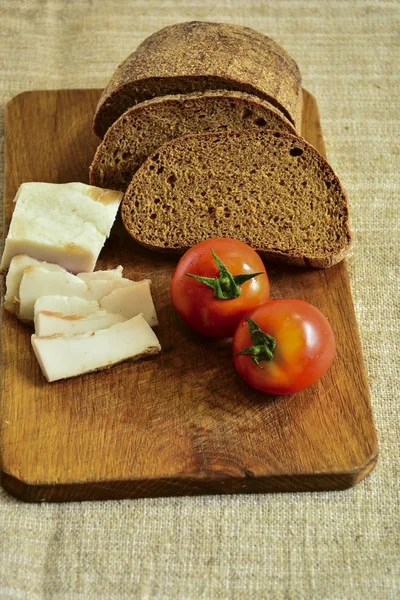 Vers Gebakken Brood Een Houten Snijplank Met Spek Tomaten — Stockfoto