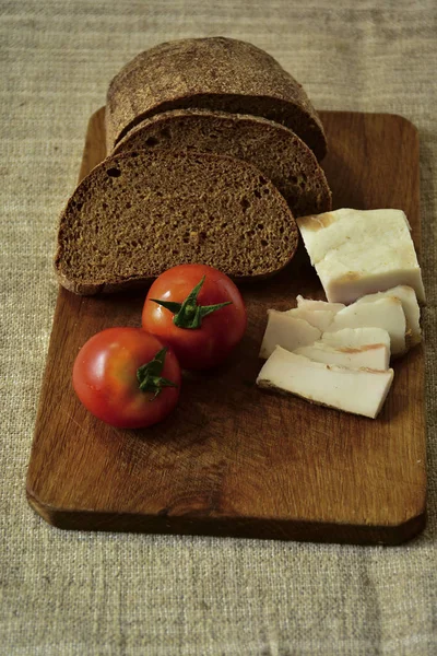 Freshly Baked Bread Wooden Cutting Board Bacon Tomatoes — Stock Photo, Image