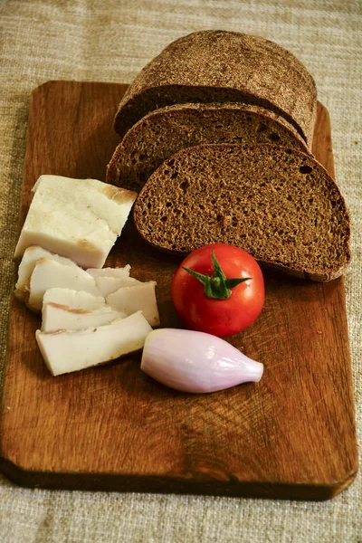 Vers Gebakken Brood Een Houten Snijplank Met Spek Tomaten Uien — Stockfoto