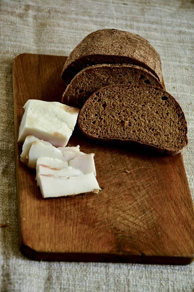 Vers Gebakken Brood Een Houten Snijplank Met Spek — Stockfoto