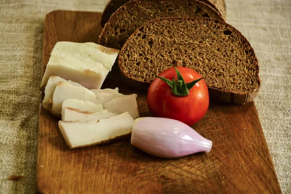 Vers Gebakken Brood Een Houten Snijplank Met Spek Tomaten Uien — Stockfoto