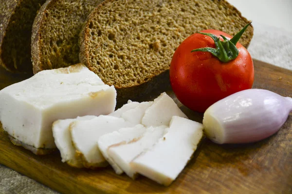 Vers Gebakken Brood Een Houten Snijplank Met Spek Tomaten Uien — Stockfoto