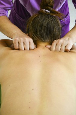 spa merkezinde geri masaj yapıyor lose-up masör eller. düşük tuş fotoğrafı