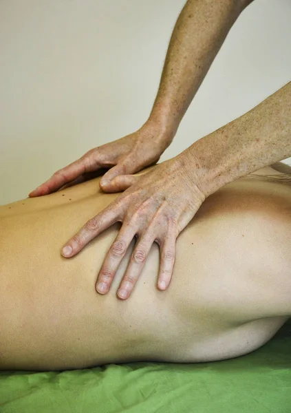 Perdre Masseur Mains Faisant Massage Dos Dans Centre Spa Photo — Photo