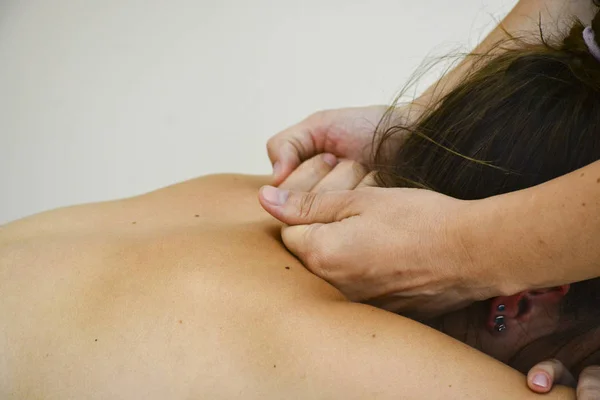 Mãos Massagistas Perdedoras Fazendo Massagem Nas Costas Centro Spa Foto — Fotografia de Stock