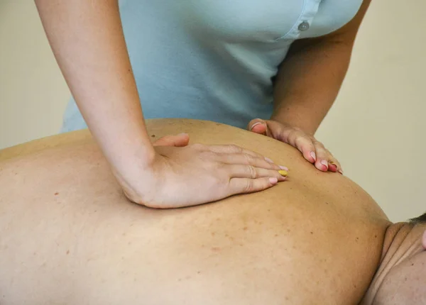 Mãos Massagistas Perdedoras Fazendo Massagem Nas Costas Centro Spa Foto — Fotografia de Stock