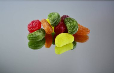 Aynada çok renkli lezzetli tatlılar. Tatlıları yansıtmak hacimde çarpıcı bir etki yaratır ve çerçevedeki nesnelerin sayısını artırır, bu da tatlıları çekici kılar