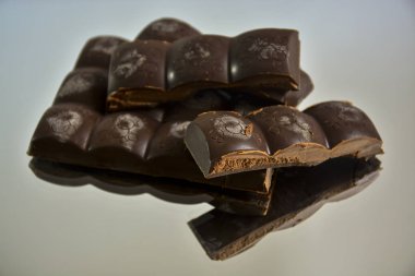 Çikolata aynaya yansıdı. Tatlı.